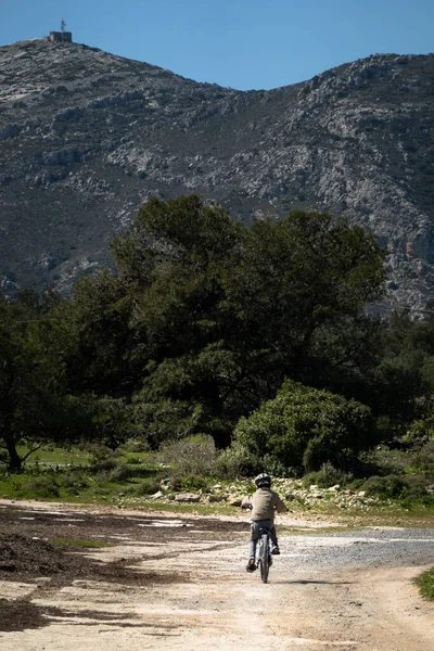 Junge Fährt Mit Fahrrad Auf Feldweg Gegen Berg — Stockfoto
