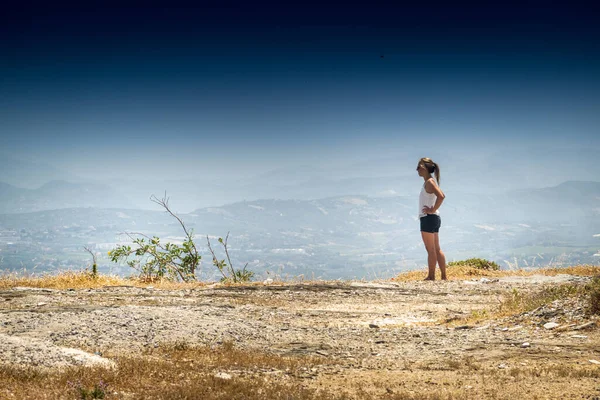 Zijaanzicht Van Jonge Vrouw Kijkend Naar Bergketen — Stockfoto