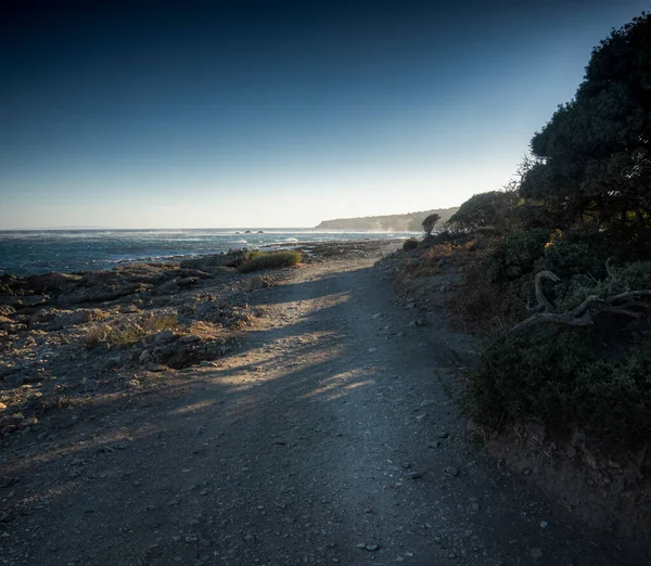 Estrada Terra Lado Mar Contra Céu Limpo — Fotografia de Stock