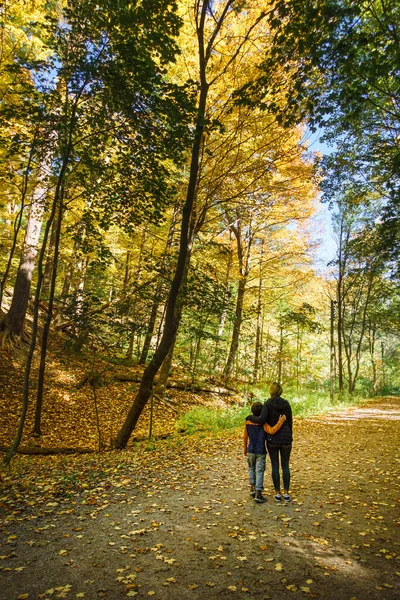 Achteraanzicht Van Moeder Zoon Wandelen Herfst — Stockfoto