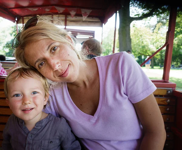 Retrato Pequeno Filho Bonito Com Sua Bela Mãe Parque — Fotografia de Stock