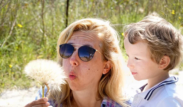 Madre Con Hijo Soplando Diente León — Foto de Stock