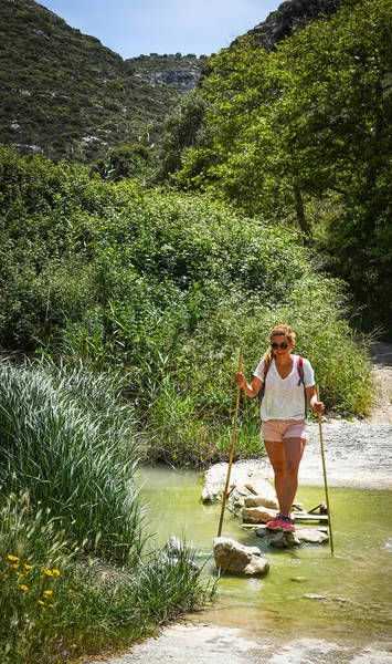 Junge Frau Überquert Mit Stock Bach Wald — Stockfoto