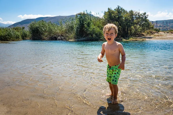 Niño Parado Descalzo Agua — Foto de Stock