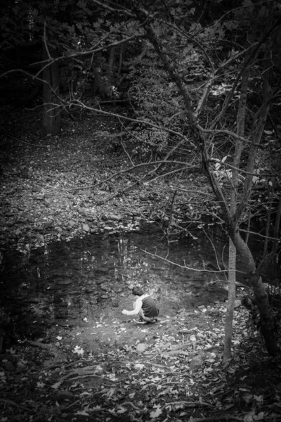 池で遊ぶ少年の黒と白の景色 — ストック写真