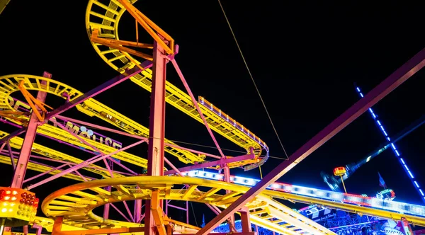 Gece hız treninin düşük açılı görüntüsü