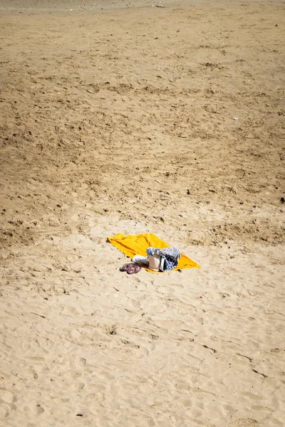 砂のビーチで服をフリップフロップ — ストック写真