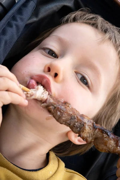 Widok Przodu Chłopca Jedzącego Jedzenie Patrzącego Kamerę — Zdjęcie stockowe