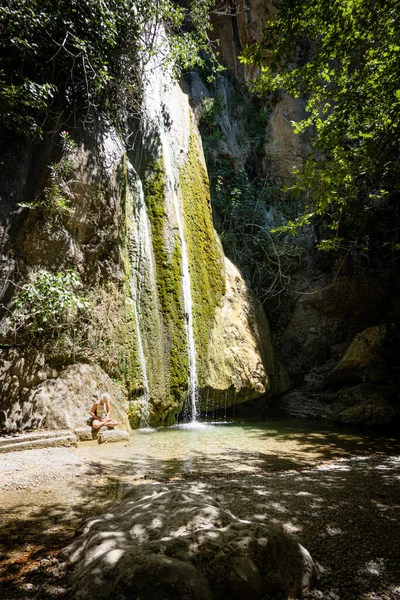 Woman Sitting Rock Waterfall — Stock Photo, Image