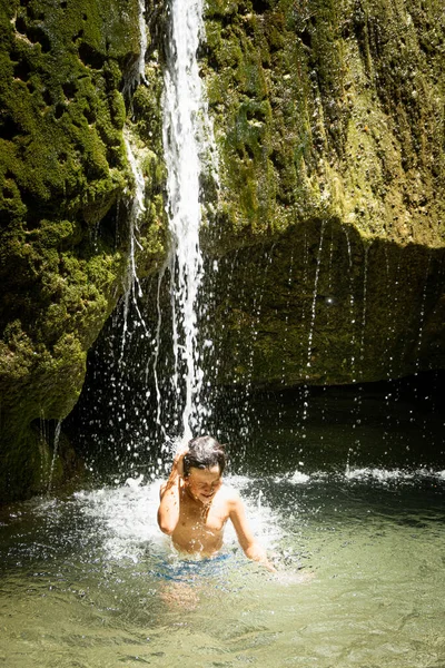 Jongen Neemt Douche Onder Natuurlijke Waterval — Stockfoto