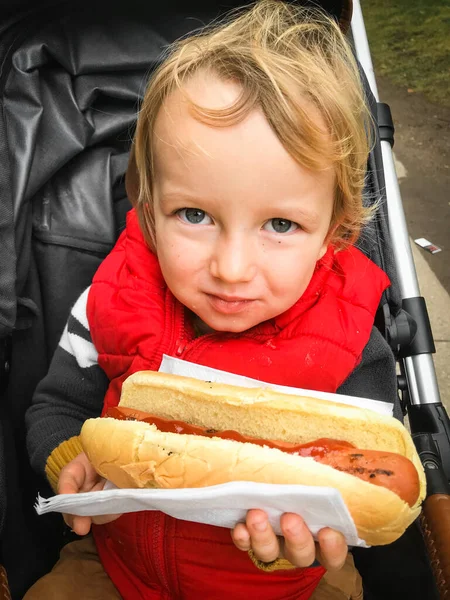 Close Adorable Boy Looking Camera Holding Hot Dog Sosis Ketchup — Stok Foto