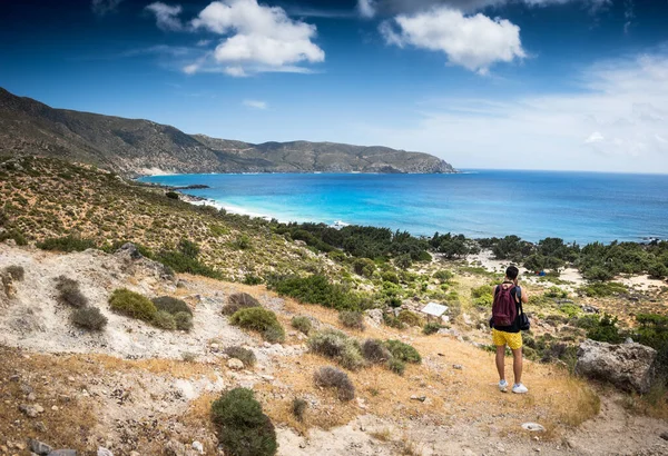 Rear View Young Man Enjoying View Sea Mountain — Stock Photo, Image