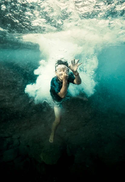 Niño Joven Buceando Bajo Agua — Foto de Stock