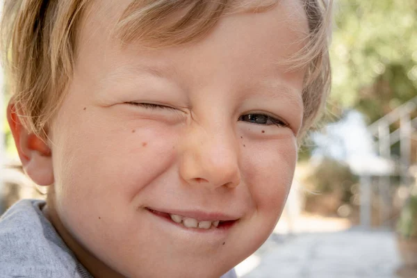 Primer Plano Del Niño Guiñando Con Los Ojos — Foto de Stock