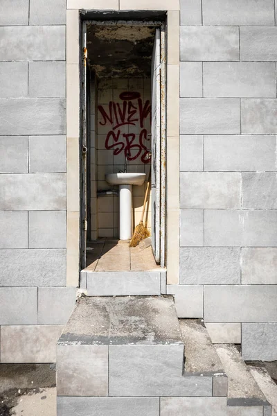 Grafiti Ile Yıkanmış Lavabo Manzarası — Stok fotoğraf