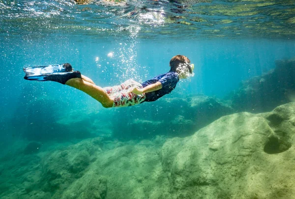 Niño Con Máscara Buceo Nadando Bajo Agua — Foto de Stock