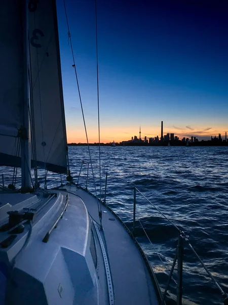 Primer Plano Velero Navegando Lago Frente Ciudad Toronto — Foto de Stock