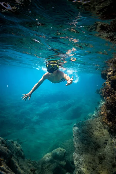 Junge Mit Tauchermaske Schwimmt Unter Wasser — Stockfoto