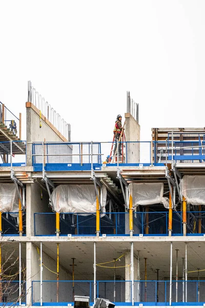 Vue Ingénieur Debout Sur Dessus Portant Chapeau Protection — Photo