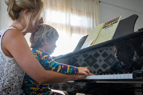 Hijo Sentado Madre Regazo Tocando Piano — Foto de Stock