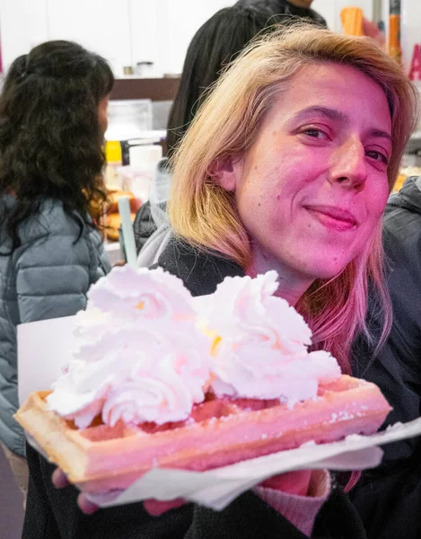 Mujer Sonriente Mediana Edad Mostrando Waffle Con Crema Batida —  Fotos de Stock