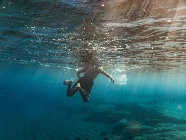 Zadní Pohled Chlapce Plavat Moři — Stock fotografie