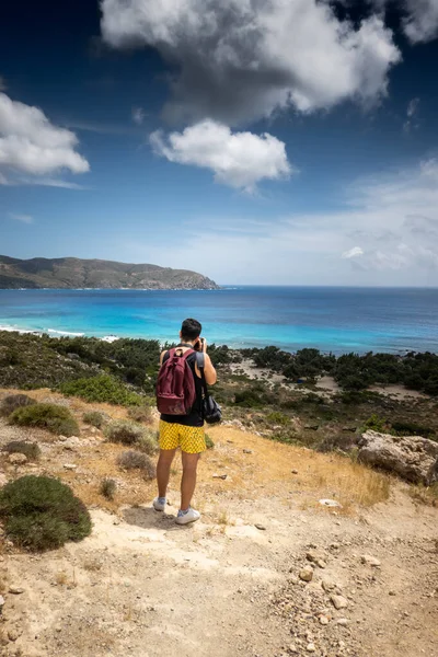 Achteraanzicht Van Een Jongeman Die Zee Berg Fotografeert — Stockfoto