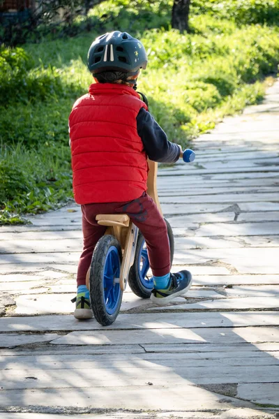 Rückansicht Eines Jungen Auf Dem Fahrrad Mit Helm — Stockfoto