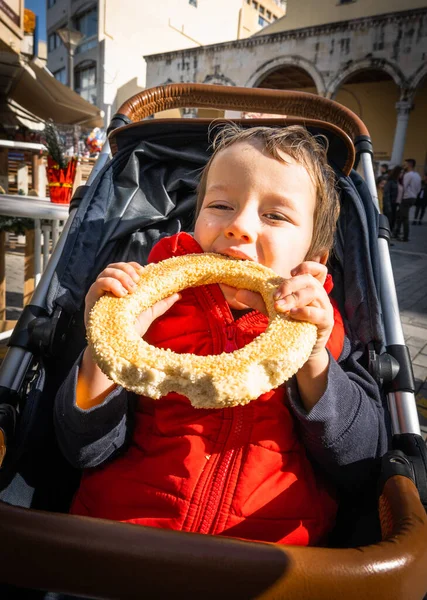 Ritratto Ragazzino Che Mangia Cibo All Esterno Seduto Carrozzina — Foto Stock