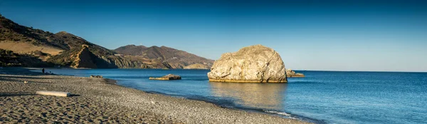 海の上の崖の島のパノラマビューと空に対する山脈 — ストック写真