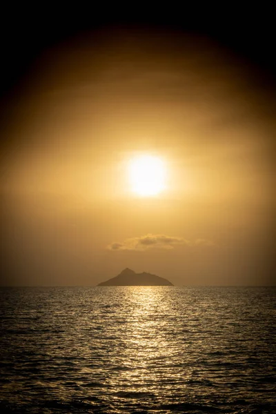 Veduta Una Piccola Isola Mezzo All Oceano Durante Tramonto — Foto Stock