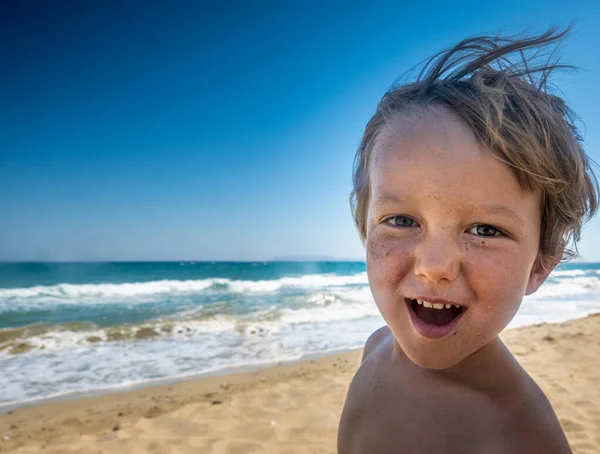 背景にビーチで笑う少年の肖像画 — ストック写真