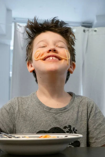 Niño Haciendo Bigote Con Fideos — Foto de Stock