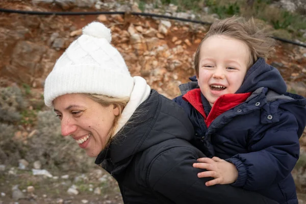 Zâmbind Mijlocul Adult Mama Piggyback Fiul — Fotografie, imagine de stoc