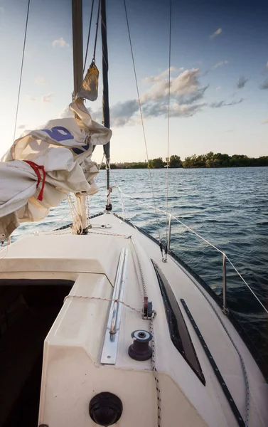 Närbild Gungande Segelbåt Solig Dag — Stockfoto