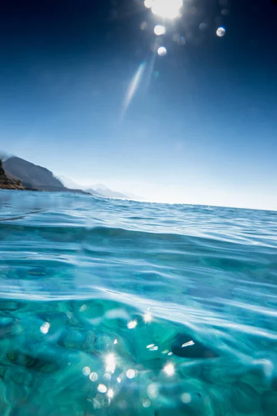 Nahaufnahme Von Blauem Meer Gegen Klaren Himmel — Stockfoto