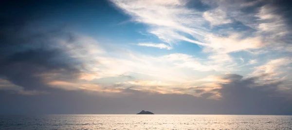 Bella Piccola Isola Mezzo All Oceano Contro Cielo Drammatico — Foto Stock