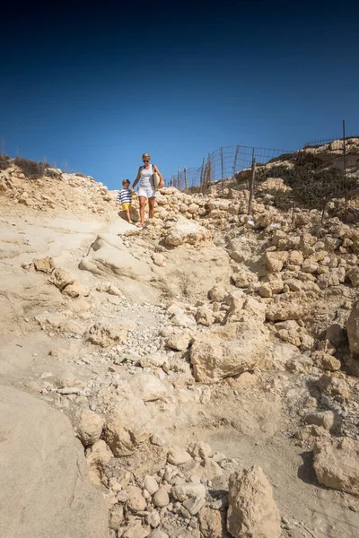 Mother Son Walking Stone Footpath Clear Sky — Stock Photo, Image