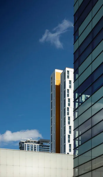 Edifícios Apartamentos Modernos Dia Ensolarado Com Céu Azul — Fotografia de Stock