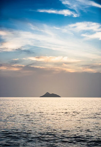 Bella Piccola Isola Mezzo All Oceano Contro Cielo Drammatico — Foto Stock