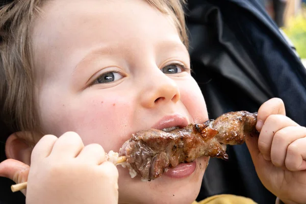 Close Menino Comendo Kebabs — Fotografia de Stock