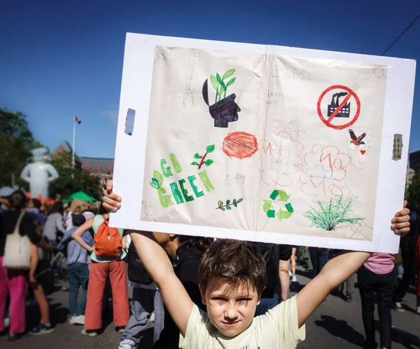 Portrait Petit Garçon Tenant Une Affiche Sur Grève Mondiale Pour — Photo