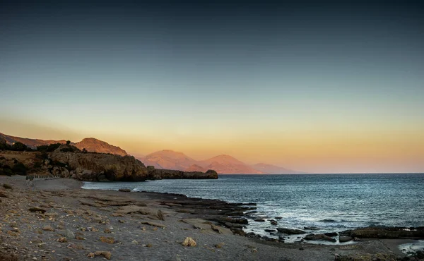 Widok Malowniczej Pustej Plaży Górami Przed Niebem — Zdjęcie stockowe