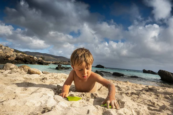 Jungen Spielen Sand Strand — Stockfoto