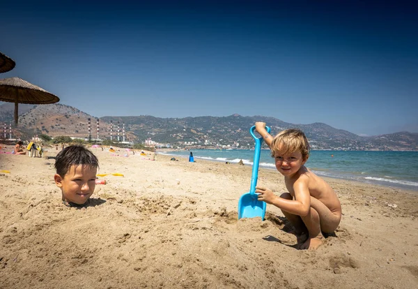 Hermanos Jugando Arena Playa —  Fotos de Stock