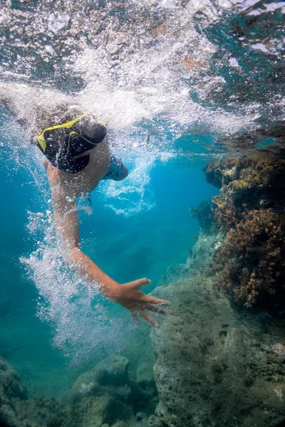 Junge Mit Tauchermaske Schwimmt Unter Wasser — Stockfoto