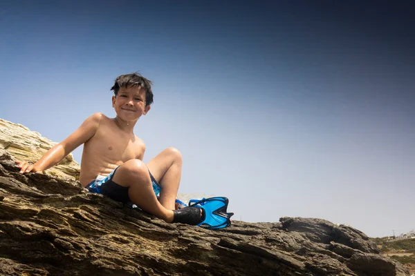 Portret Van Jongen Met Duikende Flippers Zittend Rots — Stockfoto