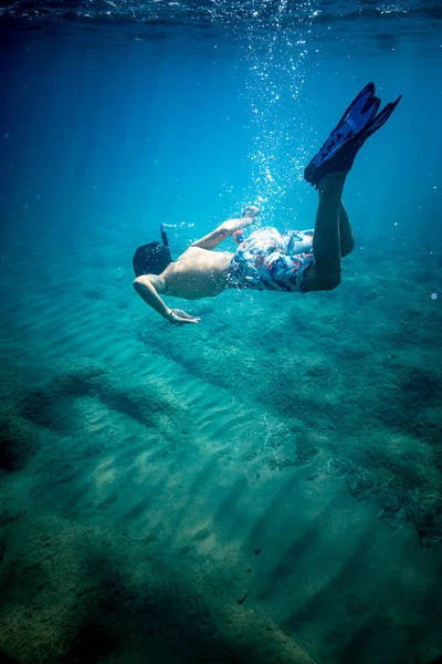 Αγόρι Που Φοράει Μάσκα Κατάδυσης Κολυμπάει Κάτω Από Νερό — Φωτογραφία Αρχείου