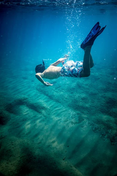 Junge Mit Tauchermaske Schwimmt Unter Wasser — Stockfoto