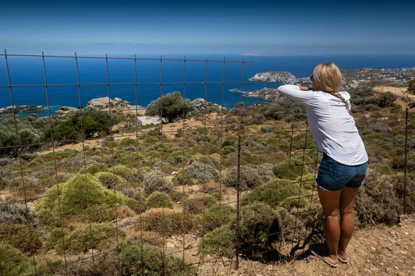 Frau Blickt Auf Seenlandschaft Während Sie Sich Zaun Lehnt — Stockfoto